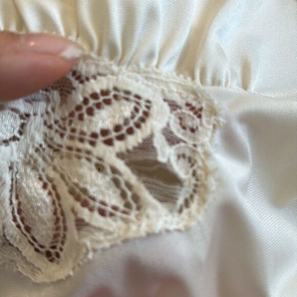 Vintage Shadowline off white nylon full slip with lace trim - Picture 6 of 9